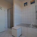 Badewanne und Dusche