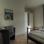 Schlafzimmer mit Doppelbett und Kleiderschrank