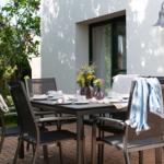 Terrasse mit Gartenmöbeln