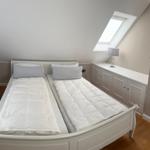 Schlafzimmer mit Doppelbett, Dachsattel und Schrank