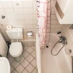 Badezimmer mit Badewanne, Toilette und WC.