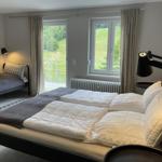 Schlafzimmer unten links – direkter Gartenzugang und zusätzliches Einzelbett.
