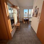 Flur, von hier aus geht es in das Schlafzimmer, zum Wohnzimmer und zum Bad