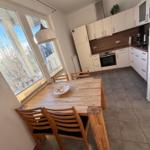 Küche mit Essbereich,  4 weitere Plätze zum Essen im Wohnzimmer