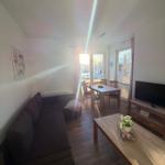 Wohnzimmer mit 2 Schlafcouchen, Blick auf den Yachthafen