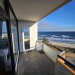 Terrasse mit Meerblick und Glastür zum Wohnbereich