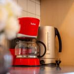 Küchenzeile mit Kaffeemaschine und Wasserkocher