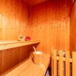 Holzsauna mit Bank, Eimer und Handtuch