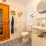 Badezimmer mit Dusche, Toilette und Waschbecken.