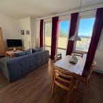 Mit Blick auf den idyllischen Yachthafen