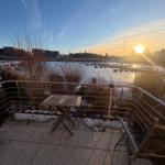 Winterlicher Blick von der Terrasse auf den Yachthafen