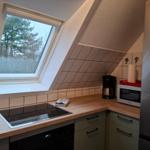 Küche mit Ceranfeld und Mikrowelle