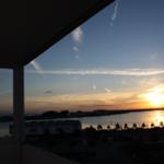Sonnenuntergang über dem Wasser von der Terrasse aus gesehen.