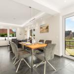 Esszimmer mit Tisch, Stühlen und Blick auf Terrasse