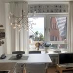 Essbereich mit Tisch, Stühlen und Fensterblick auf Meer und Dach