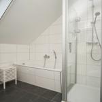 Badezimmer mit Dusche, Badewanne und Dachfenster