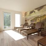 Raum mit Wicker-Liegen, Wandbild und Türen zum Garten.