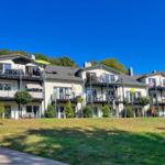 Ferienhaus mit mehreren Balkonen und Terrassen im Grünen.