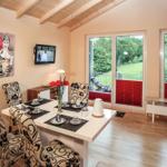 Esszimmer mit Tisch, Stühlen und Blick auf Balkon