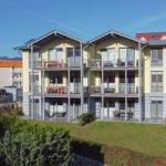 Drei-geschossiges Haus mit Balkonen und Garten