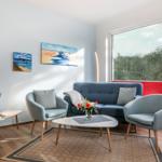 das helle und gemütlcihe Wohnzimmer in der Villa Bergfrieden Terrassenhaus