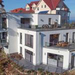 Moderne Villa mit Terrassen und Blick auf den See