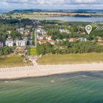 Strandpromenade mit Strandkörben und Blick auf das Landhaus Wilkens.