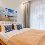 Ein Schlafzimmer mit einem Bett, zwei Kissen und einer Wanddekoration.