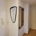 Eingangsbereich mit Spiegel, Garderobe und Tür