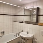 Badezimmer mit Badewanne, Dusche, Waschbecken und Spiegelschrank.