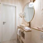 Badezimmer mit Waschtisch, Spiegel und Heizkörper