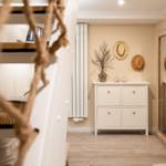 Eingangsbereich mit Schrank, Spiegel und dekorativen Hut an Wand