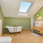 Dusche, freistehende Badewanne und Waschtisch mit Holzunterschrank