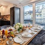 Esszimmer mit Frühstück und Blick auf Balkon