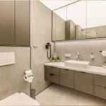 Moderne Badewanne mit Waschtisch, Spiegel und Heizkörper.