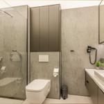 Moderne Badezimmer mit Dusche, Toilette und Waschbecken.