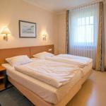 Gemütliches Schlafzimmer mit großem Doppelbett