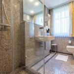 Modernes Tageslichtbad in Granit, mit Regendusche, Thermostatarmaturen und Designkeramik