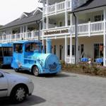 Bushaltestelle direkt vor dem Rezeptionsgebäude