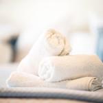 Drei gefaltete Handtücher liegen auf einem Bett