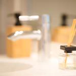 Duschbereich mit Aromalampe und Seifenspender auf Waschtisch