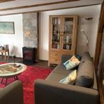 Wohnzimmer mit Sofa, Couchtisch, Bücherregal und Kamin