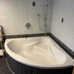 Bad mit Whirlpoolbad, Duschbrause und Handtuchständern