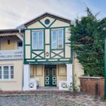 Traditionelles Haus mit Balkon und grüner Tür