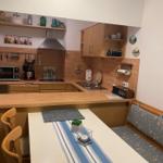 Küche mit Essbereich, Holzmöbel und Küchenspüle