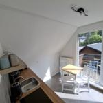 Küche mit Essbereich und Balkonansicht