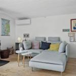 Ein Wohnzimmer mit einem Kaminofen, einem Sofa und Wanddekoration.
