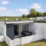Moderne Ferienwohnung mit Terrasse und Blick auf grüne Landschaft.