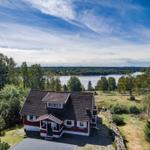 Rotes Haus mit Blick auf See und Wald