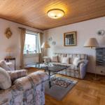 Wohnzimmer mit Holzdecke, Sofa, Couchtisch und Stereoanlage.